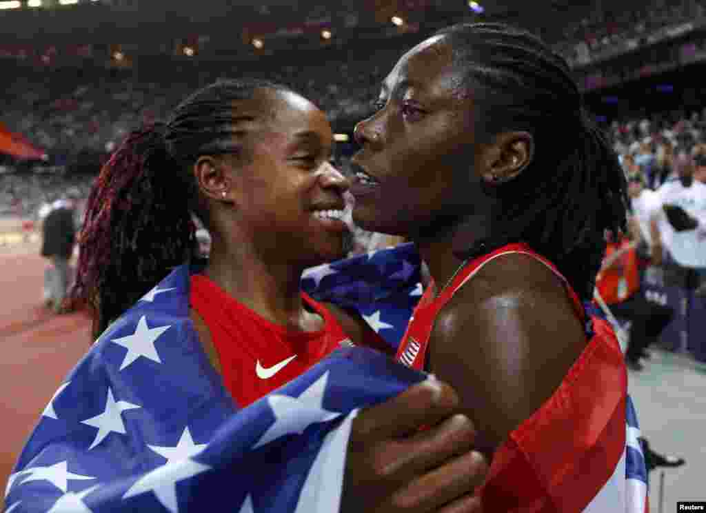 Amerikanke Brittney Reese i Janay Deloach nakon osvojenog prvog i trećeg, 8. august 2012. 