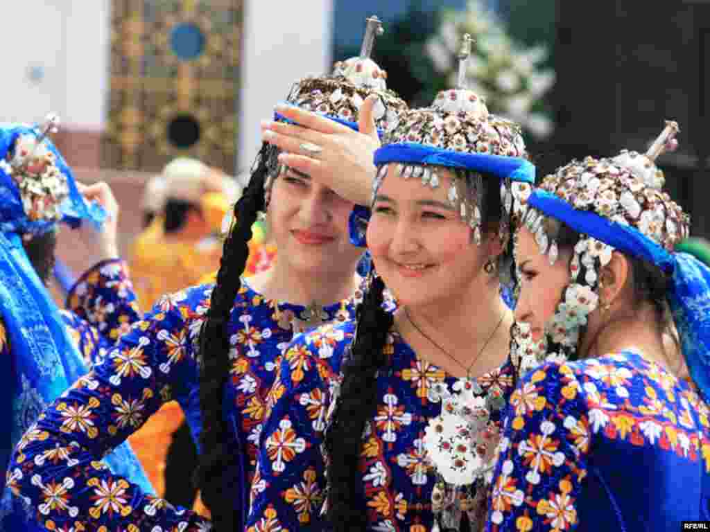 Baýramçylyk sahnasyna çykmaga garaşýarlar