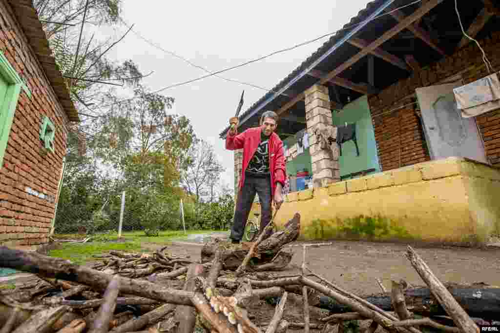 Kənd sakinləri deyir ki, qışın soyuq aylarında qaz ya gəlmir, ya da zəif olur. Bunun üçün də pulla odun alıb qış üçün hazırlıq görürlər.