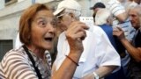 O pensionară la Atena, primind numărul de rând pentru ridicarea pensiei, la o filială a Băncii Naţionale a Greciei, 1 iulie 2016.