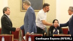 Тошко Йорданов и Филип станев от ИТН се ръкуват с Мустафа Карадайъ и Йордан Цонев от ДПС по време на консултация за евентуална подкрепа за бъдещо управление. Снимката е от 25 юли 2021 г.