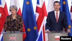 Британската премиерка Тереза Меј и полскиот премиер Матеуш Моравјецки во Варшава