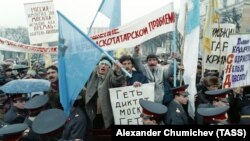 Демонстрація кримських татар у столиці України на площі перед будівлею, де проходило засідання Ради глав держав-членів СНД. Київ, 20 березня 1992 року 