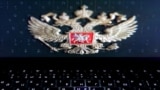 Imagine generică - Stema Rusiei reflectată într-un laptop.