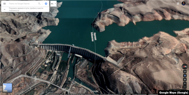 "Кемпир-Абад" же "Анжиян" суу сактагычынын Google Maps сервисиндеги 3D көрүнүшү. Мында плотинанын азыраак бөлүгү Кыргызстандын аймагында турары даана көрсөтүлгөн.