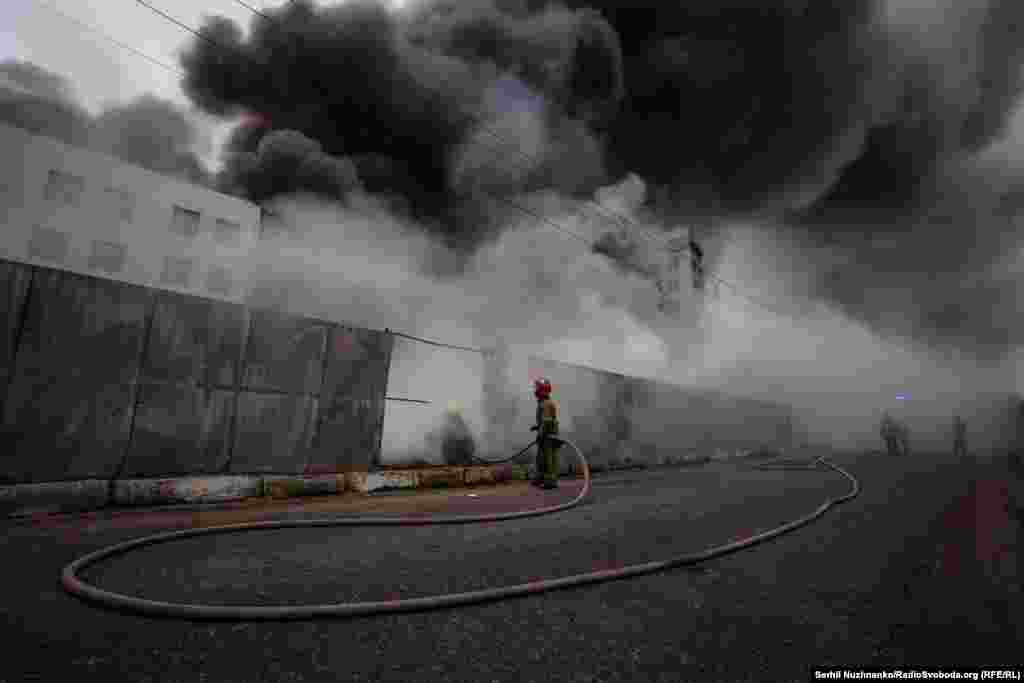 Масштабна пожежа внаслідок обстрілу складських приміщень у селі Чайки, Київська область, 3 березня 2022 року