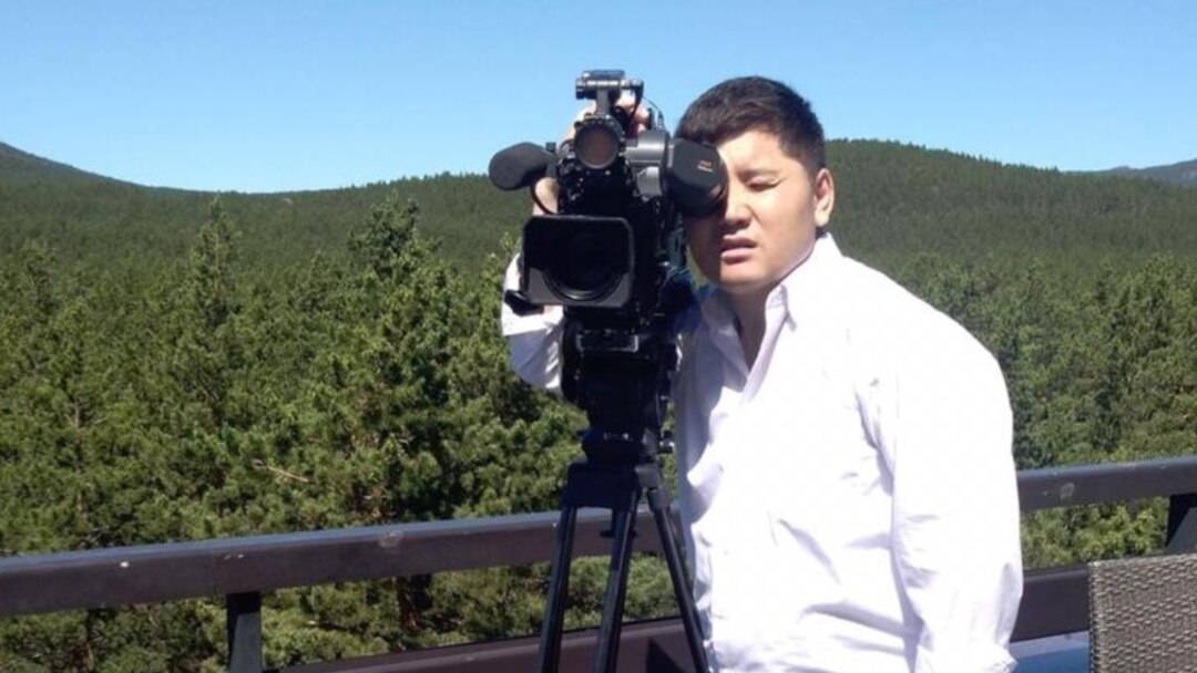 Ол азиялық әйелдердің кеудесін қысады