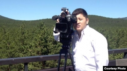 Жағажайда волейбол ойнап жүрген жалаңаш қыздар