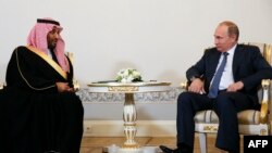 Vladimir Putin (sağda) iyunda da Mohammad Bin Salman-la görüşüb