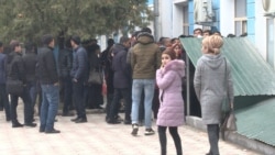 Душанбедегі университеттен құжаттарын алуға келген өзбек студенттері. 11 ақпан 2020 жыл.