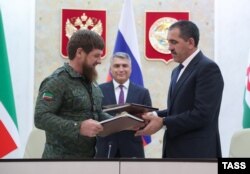 Рамзан Кадыров и Юнус-Бек Евкуров (слева направо) во время подписания соглашения между Чечней и Ингушетией о закреплении административной границы между российскими регионами. 26 сентября 2018 года