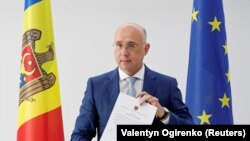 Pavel Filip arătînd un decret de dizolvare a Parlamentului, 9 iunie 2019