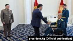 Мирбек Султанбек уулу на встрече с президентом Садыром Жапаровым. 
