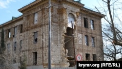 Обрушившаяся часть стены правого фасада бывшей школы-интерната по ул. Горпищенко, 2, 21 февраля 2022 года