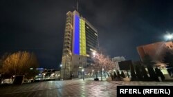 Ndërtesa e Qeverisë së Kosovës në Prishtinë në shenjë solidariteti me Ukrainën, shkurt 2022.