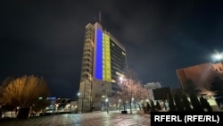 Zgrada Vlade Kosova u bojama ukrajinske zastave (22. februar 2022)
