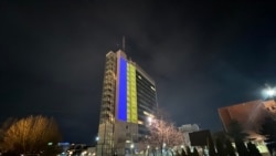 Zgrada Vlade Kosova u bojama ukrajinske zastave (22. februar 2022)