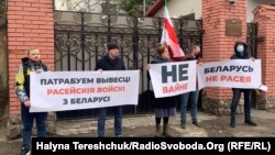 Учасники акції тримали у руках плакати «Ні війні», «Білорусь – не Росія», «Вимагаємо вивести російські війська з Білорусі» (Львів, 22 лютого 2022 року)