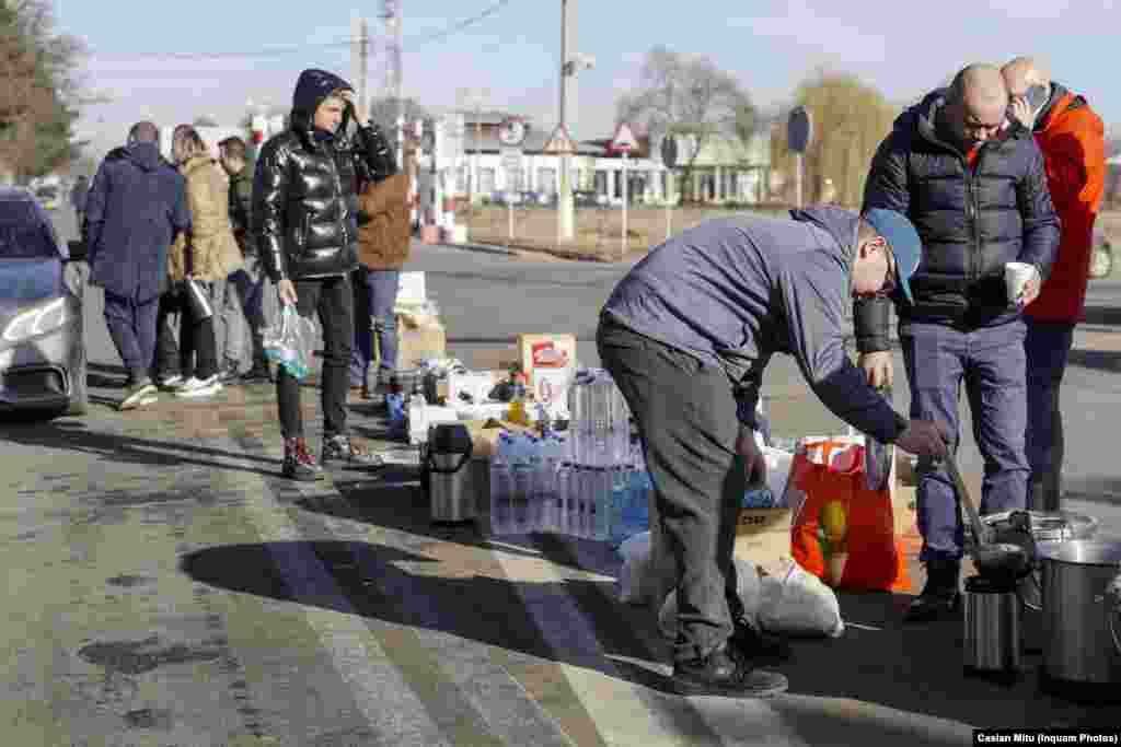 Românii au mers la graniță cu apă și mâncare pentru cei care au venit din Ucraina în a doua zi a războiului ordonat de Vladimir Putin. Siret, 25 februarie 2022