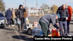 Ucraineni trec granita in Romania pe la punctul vamal Siret, aproape de localitățile Siret, Suceava, 25 februarie 2022.