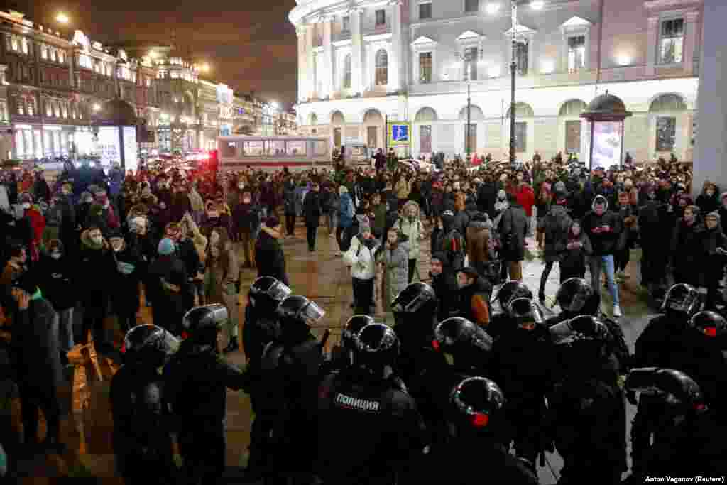 Ofițerii de poliție formează un baraj în fața demonstranților adunați în orașul Sankt Petersburg, Rusia, 24 februarie 2022.