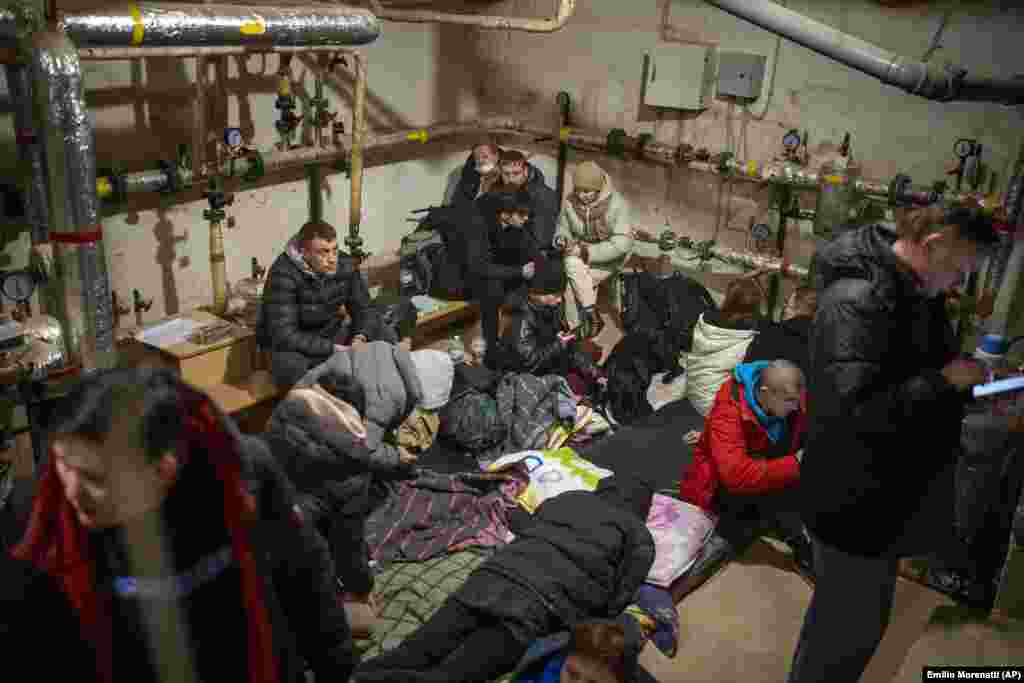 Sirenele antiaeriene s-au auzit din nou, vineri, în Kiev. Mulți ucraineni s-au adăpostit în subsolurile blocurilor.