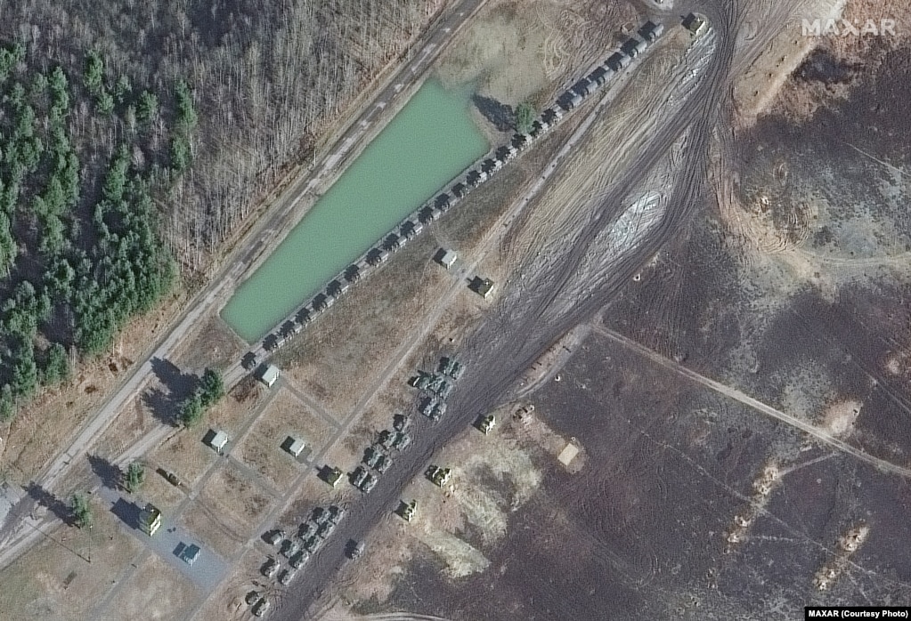 Në Bjellorusinë perëndimore, forcat ushtarake dhe më shumë se 50 transportues të pajisjeve të rënda (HET) janë grumbulluar në zonën e trajnimit Brestski pranë Brestit. Pajisjet shtesë janë të pozicionuara në oborrin e hekurudhës aty pranë.