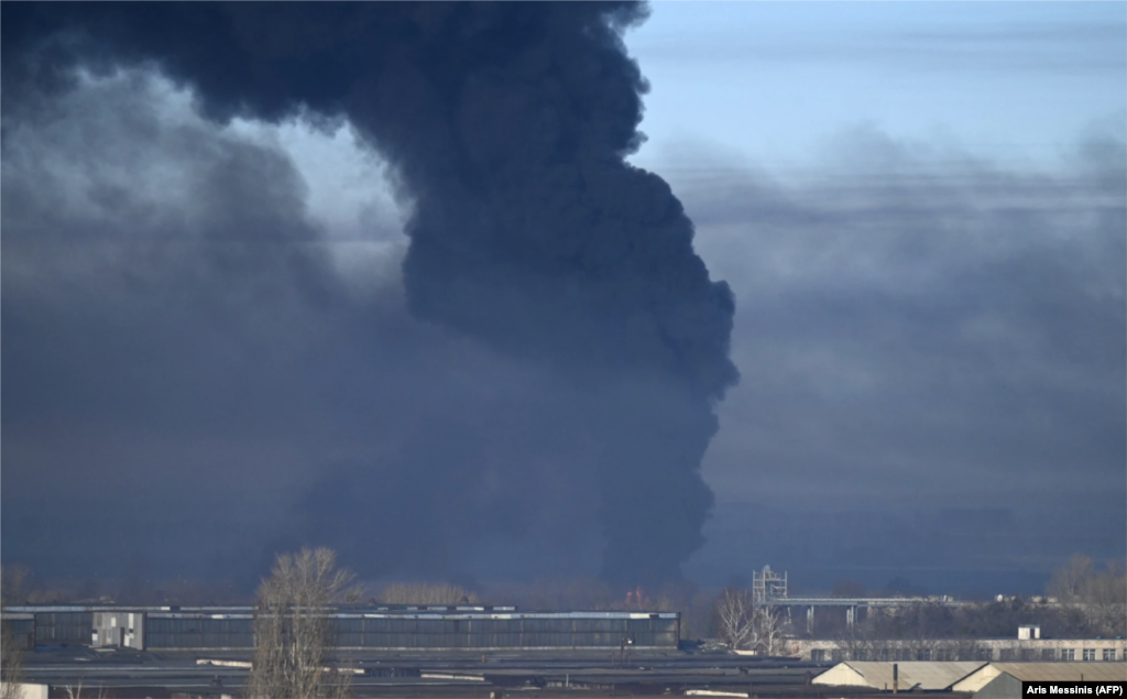 Из военного аэропорта Чугуева под Харьковом поднимается черный дым