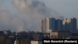 Вздымающиеся вверх клубы дыма после обстрела Киева российскими военными. 26 февраля 2022 года