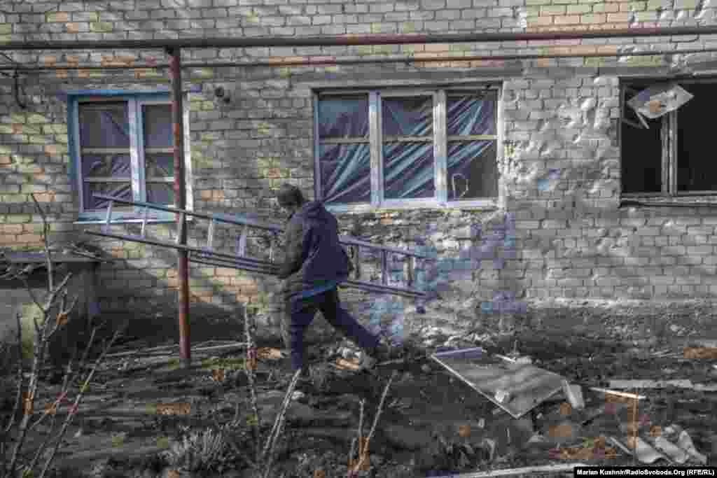 Жители Новолуганского пытаются отремонтировать поврежденные в результате артиллерийского обстрела дома