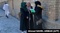 تعدادی از دختران دانش آموز در کابل 