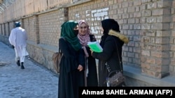 عکس: سه تن از دختران دانش آموز پوهنتون کابل 