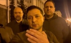 Egy képkocka Zelenszkij ukrán elnök késő esti videó-üzenetéből a Facebookon