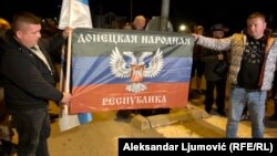 Pristalice Demokratskog fronta u Crnoj Gori nose zastavu separatističke oblasti u Ukrajini, takozvane Donjecke republike