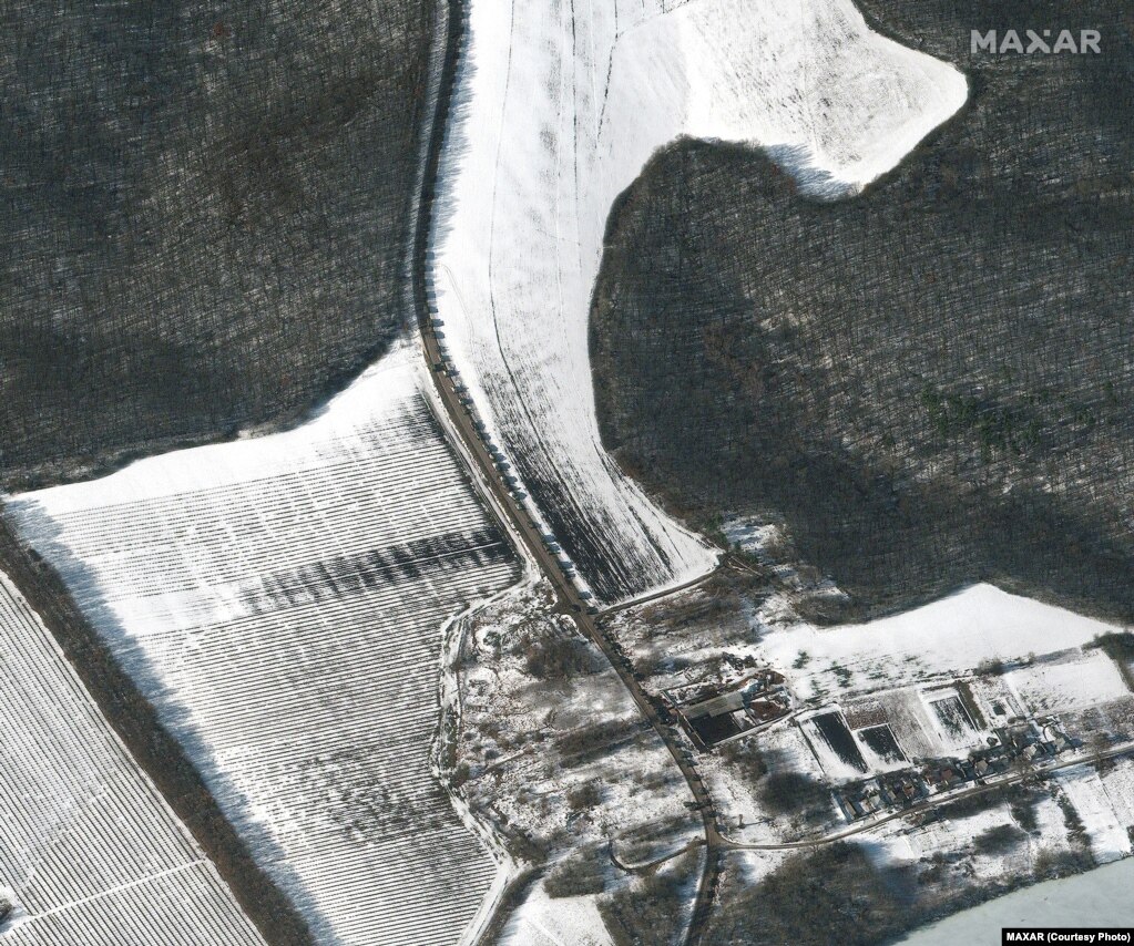 Një pamje satelitore tregon një kolonë automjetesh ushtarake afër Sergijevkas, Rusi.