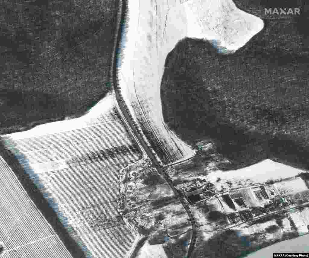 14. Супутниковий знімок показує колону військової техніки поблизу Сергіївки, Росія