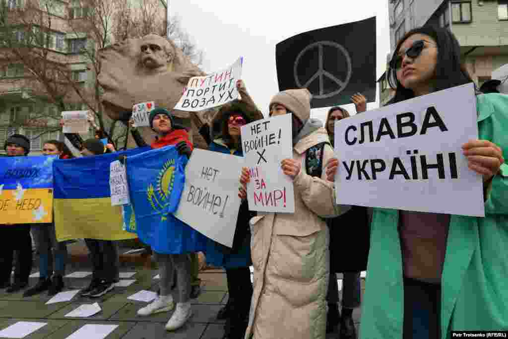 Kazahstanul, proaspăt ieșit dintr-un val imens de proteste, și-a arătat solidaritatea cu Ucraina pe 26 februarie. Peste 200 de oameni au fost uciși și cel puțin 10.000 au fost arestați în ianuarie, când au ieșit în stradă să protesteze împotriva prețului carburanților și a inegalității sociale.