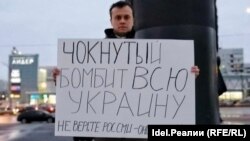 Aleksei Nurullin, an activist from the Ulyanovsk region, picketing on February 24. His sign reads: "A madman is bombing all of Ukraine. Don't believe Russian media. They lie 24/7."
