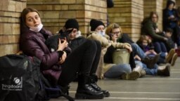 Одна из станций киевского метрополитена: некоторые жители Киева и Харькова решили остаться на ночь в безопасном месте