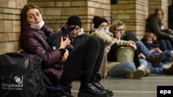 Люди в київському метро у перший день російської агресії, 24 лютого 2022 року