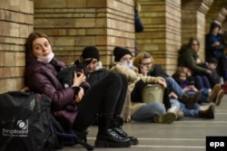 Люди расположились в укрытии в Киевском метрополитене