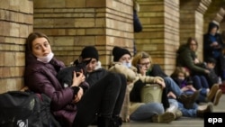 Люди в укрытии в киевском метро