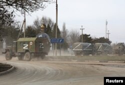 Российские военные грузовики выдвигаются из Крыма в сторону материковой Украины, 24 февраля 2022 года