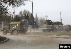 Российские военные грузовики выдвигаются из Крыма в сторону материковой Украины, 24 февраля 2022 года
