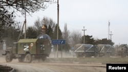 Російські військові автомобілі з літерою «Z» у місті Армянськ, Крим, 24 лютого 2022 року