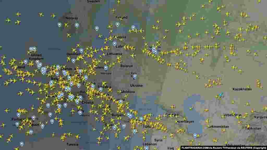 Снимка на веб-страницата за следење летови FlightRadar24 покажува како авиони се пренасочуваат од Украина, 24 февруари 2022&nbsp;