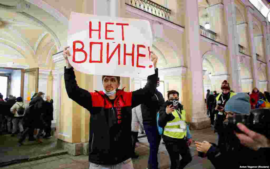 Un protestatar afișează o pancartă pe care scrie&nbsp;&bdquo;fără război&rdquo; în timpul unui protest spontan organizat împotriva deciziei lui Vladimir Putin de a invada Ucraina în orașul Sankt Petersburg, Rusia, 24 februarie 2022.&nbsp;