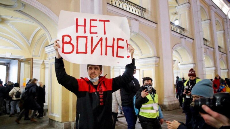 Строги санкции и анти воени протести против Русија