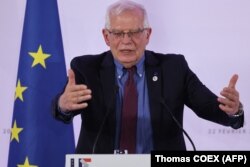 Șeful diplomației europene, Josep Borrell, anunțând sancțiunile impuse Rusiei, după întâlnirea sa cu miniștrii de Externe UE de la Paris, 22 februarie 2022.