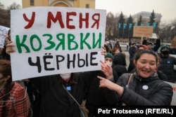 Активистка Асия Тулесова (справа) на митинге за чистый воздух. Алматы, 26 февраля 2022 года